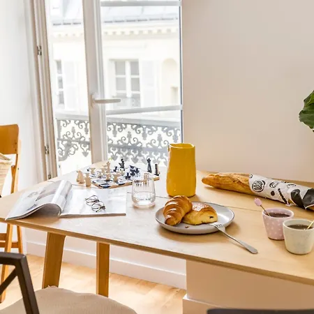 Central Modern Parisian Apartmán