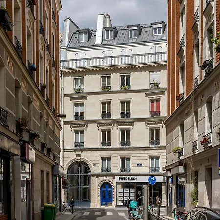 Central Modern Parisian Apartament